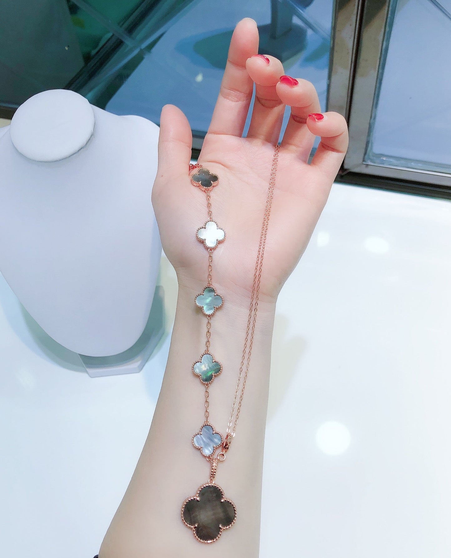 Glow Jewelry®KOMBINIERTES ARMBAND 5 MOTIVE UND HALSKETTE DUNKLE PERLMUTT ROSEGOLD