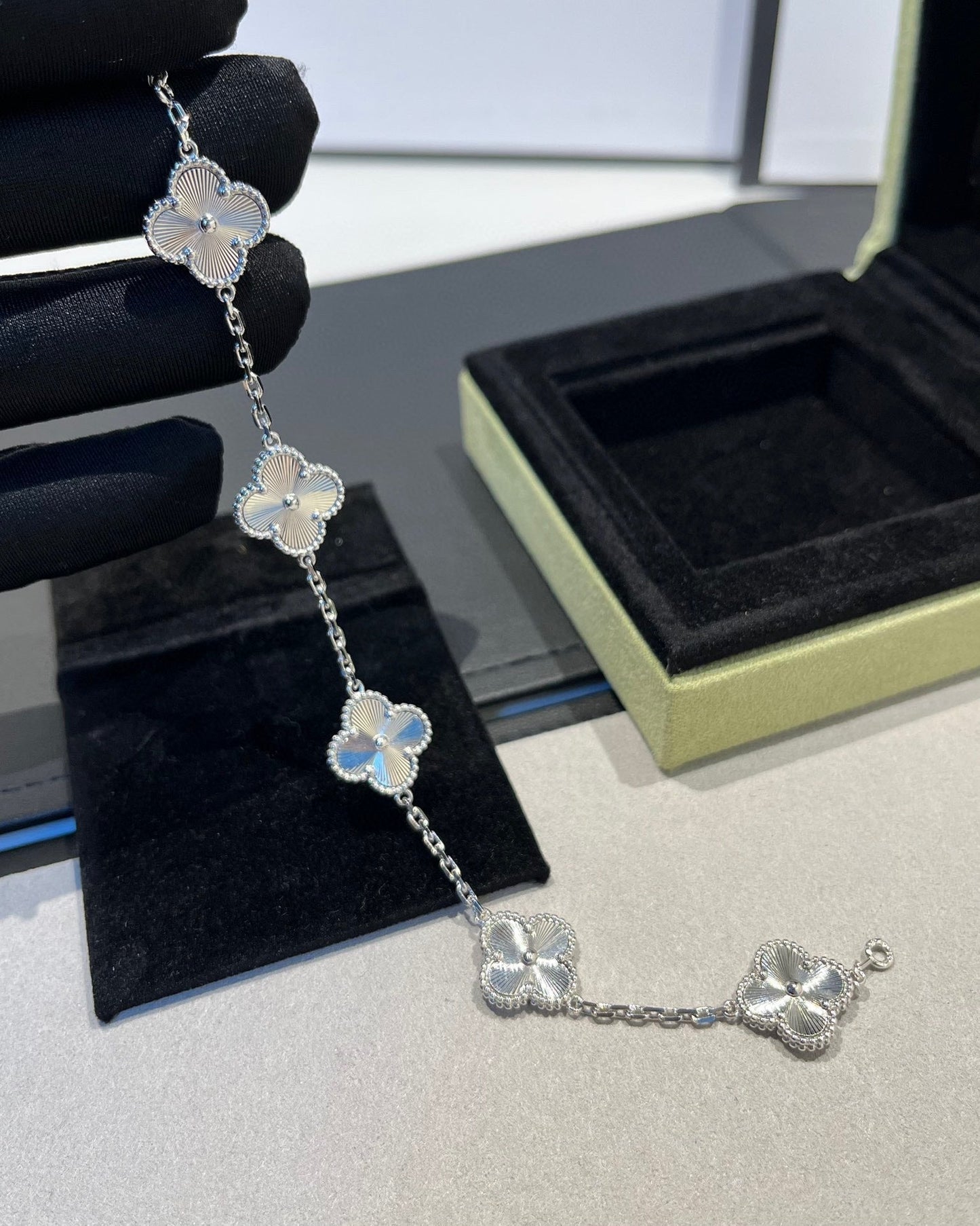 [Glow Jewelry] 新着クローバー5モチーフレーザーブレスレットコレクション
