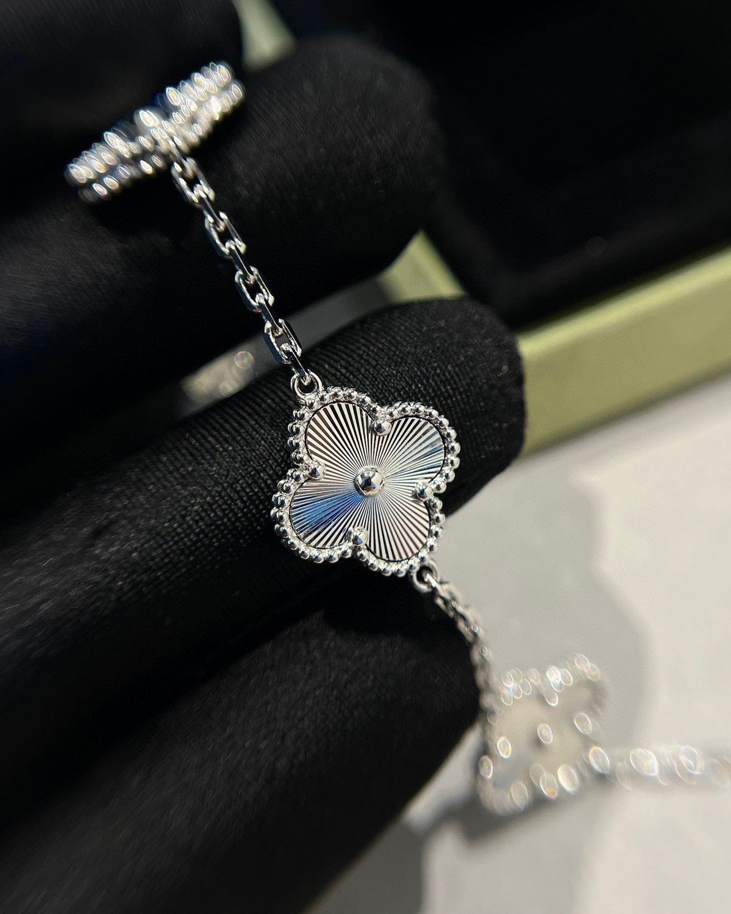 [Glow Jewelry] 新着クローバー5モチーフレーザーブレスレットコレクション