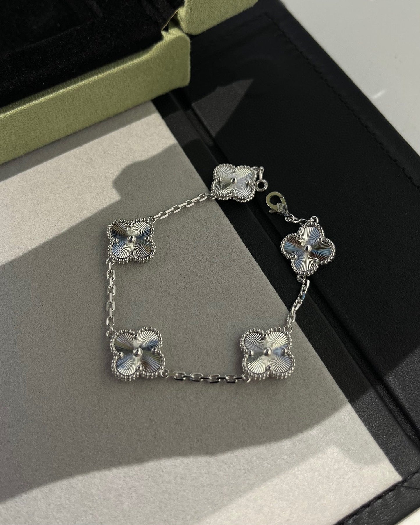 [Glow Jewelry] 新着クローバー5モチーフレーザーブレスレットコレクション